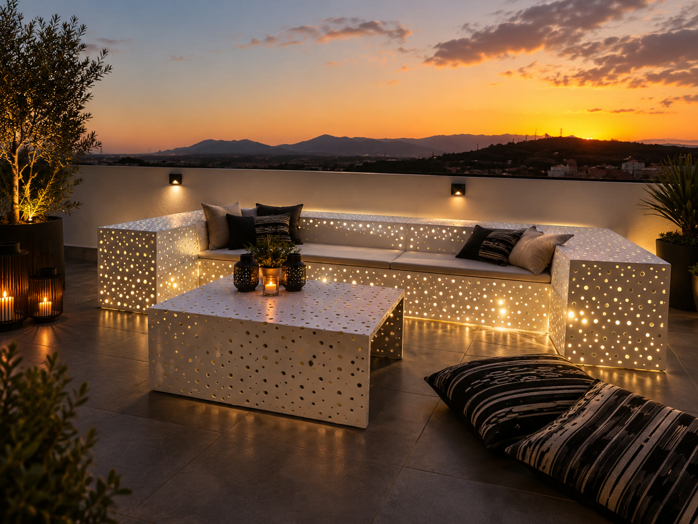 Sofá y mesa de acero perforado con luz, en una terraza al atardecer