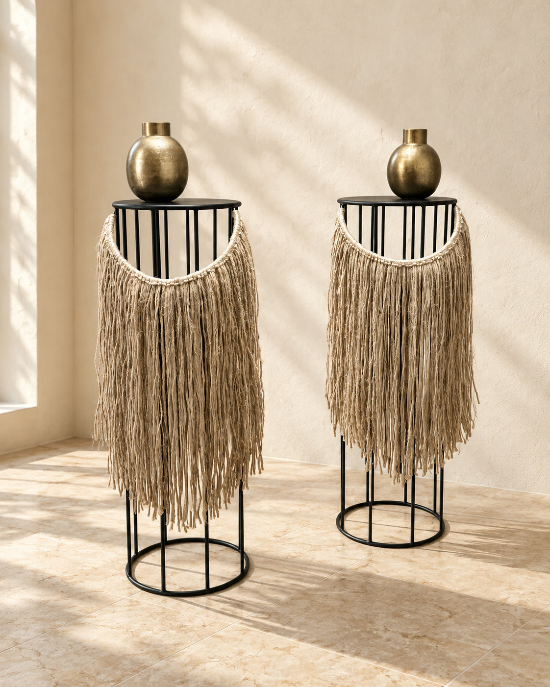 Pareja de mesas auxiliares de varilla de acero negro con fleco de fibra natural