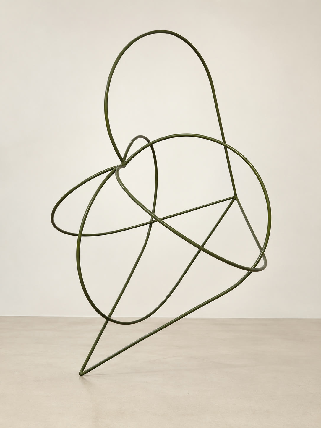 «Corazones invertidos»: escultura de tubo de acero curvado en verde